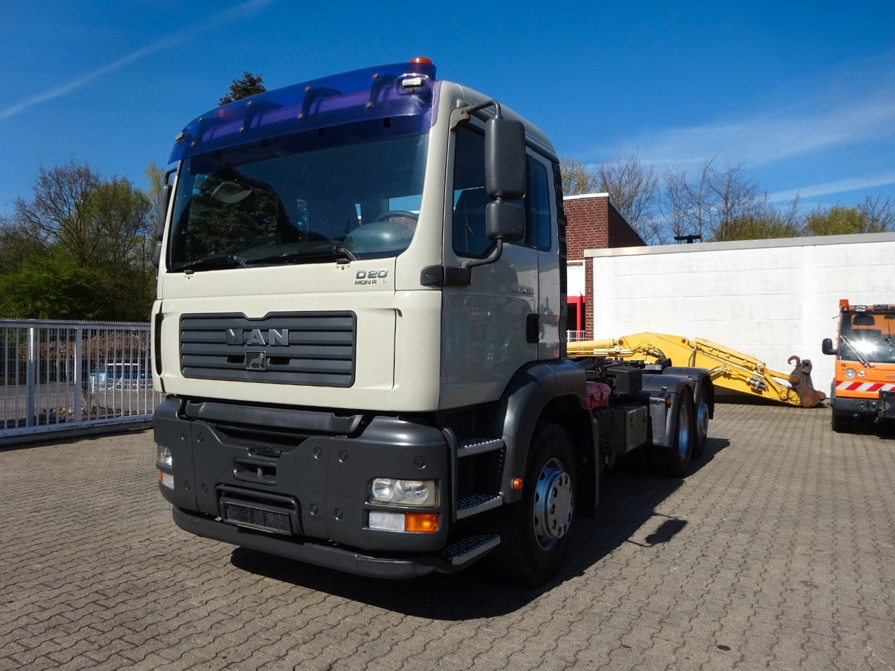 MAN 26.310 TGA Knickbarer Haken mit Lift+Lenkachse - Hook lift truck: picture 1 MAN 26.310 TGA Knickbarer Haken mit Lift+Lenkachse - Hook lift truck: picture 1