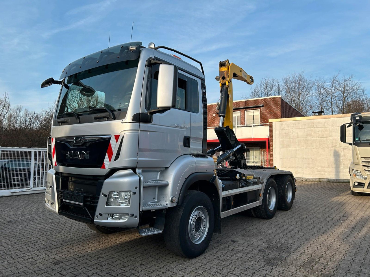 MAN 26.500 Palfinger Abknick-Abroller kurz Radstand - Hook lift truck: picture 1 MAN 26.500 Palfinger Abknick-Abroller kurz Radstand - Hook lift truck: picture 1