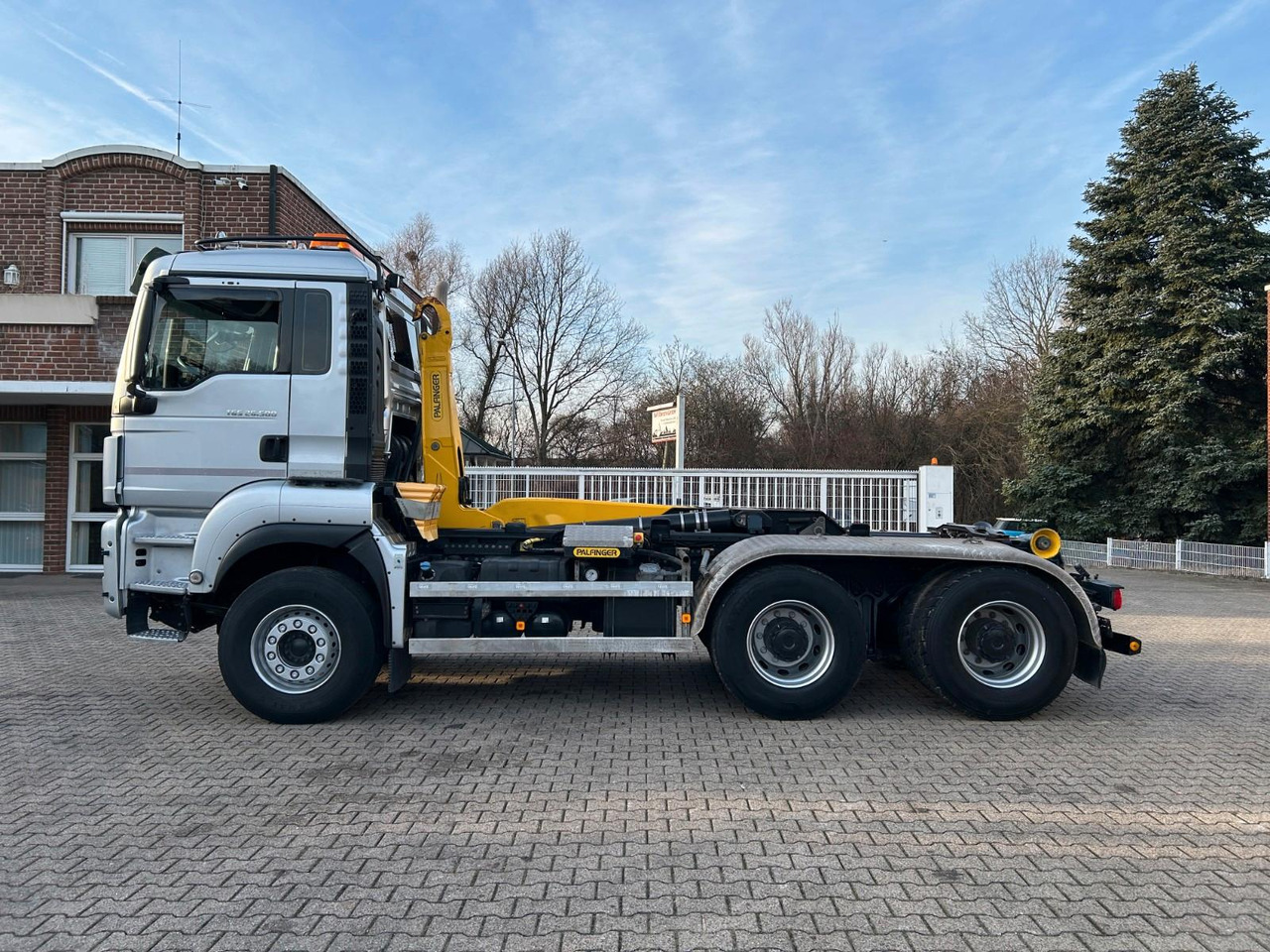 MAN 26.500 Palfinger Abknick-Abroller kurz Radstand - Hook lift truck: picture 4 MAN 26.500 Palfinger Abknick-Abroller kurz Radstand - Hook lift truck: picture 4