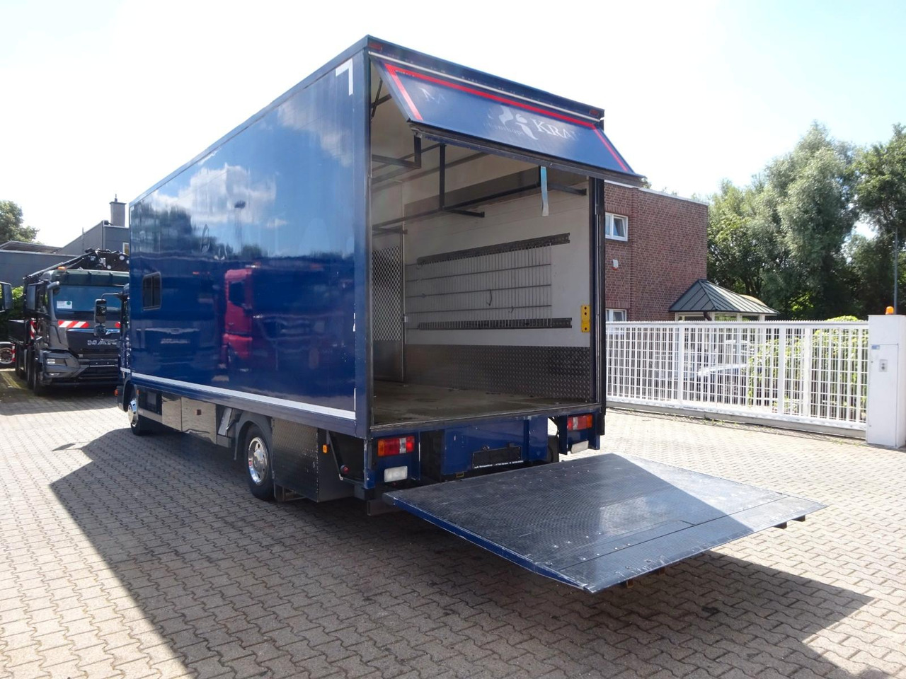 MAN 8.220 Koffer mit LBW als Wohnmobil ausgebaut 4x2 MAN 8.220 Koffer mit LBW als Wohnmobil ausgebaut 4x2 - Box truck: picture 5 MAN 8.220 Koffer mit LBW als Wohnmobil ausgebaut 4x2 MAN 8.220 Koffer mit LBW als Wohnmobil ausgebaut 4x2 - Box truck: picture 5