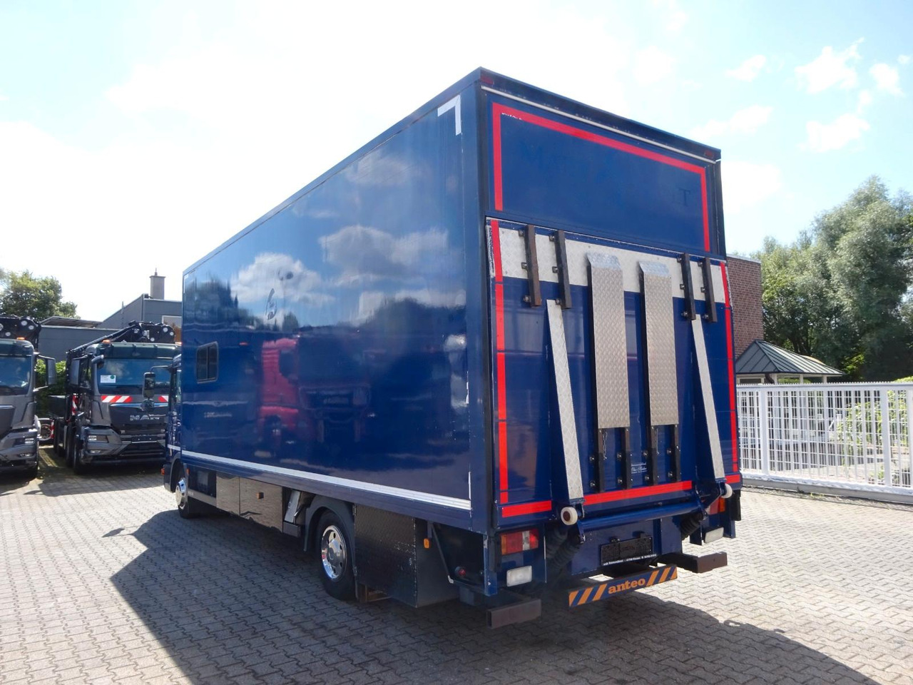 MAN 8.220 Koffer mit LBW als Wohnmobil ausgebaut 4x2 MAN 8.220 Koffer mit LBW als Wohnmobil ausgebaut 4x2 - Box truck: picture 4 MAN 8.220 Koffer mit LBW als Wohnmobil ausgebaut 4x2 MAN 8.220 Koffer mit LBW als Wohnmobil ausgebaut 4x2 - Box truck: picture 4