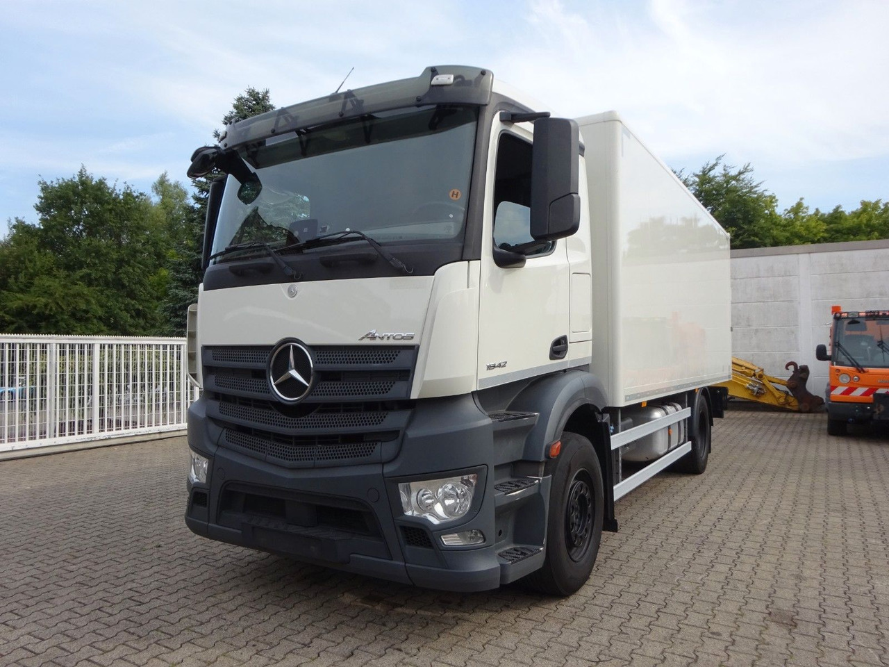 Mercedes-Benz 1842 Antos Koffer + BÄR Ladebordwand 4x2 - Box truck: picture 2 Mercedes-Benz 1842 Antos Koffer + BÄR Ladebordwand 4x2 - Box truck: picture 2