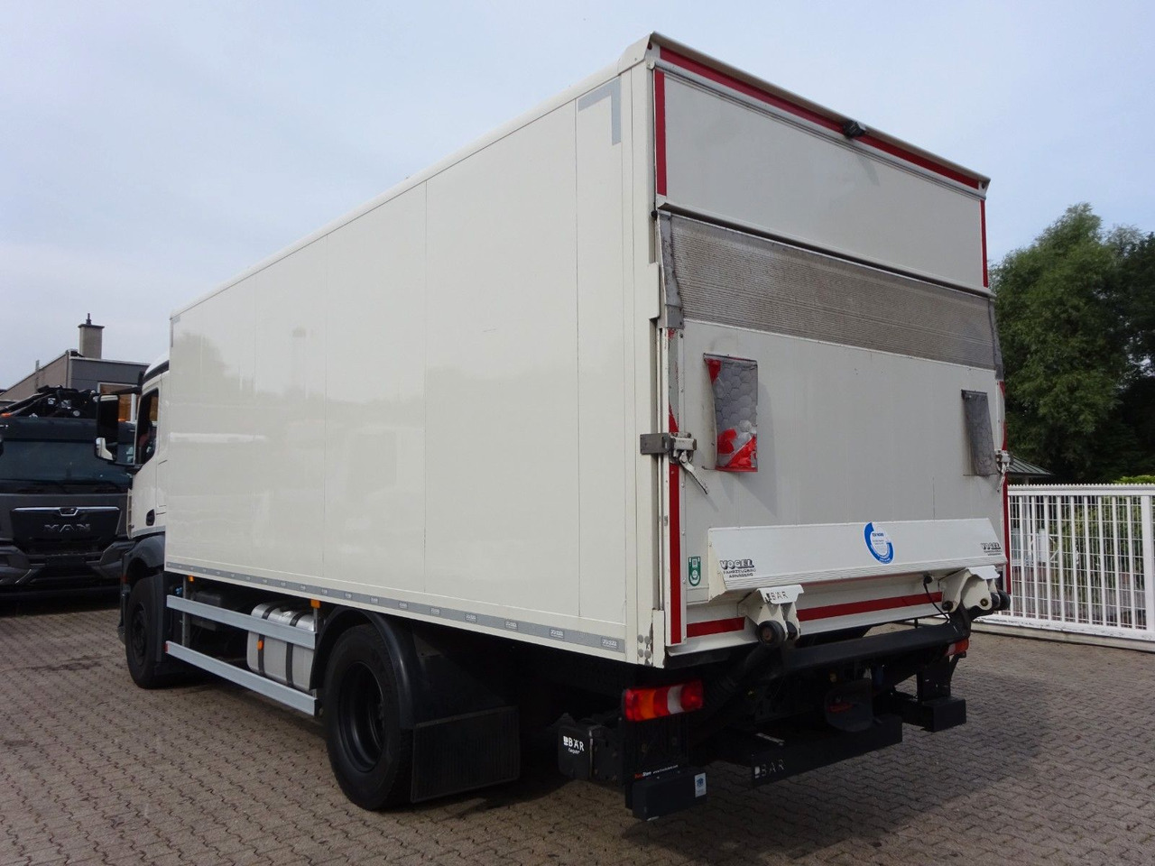 Mercedes-Benz 1842 Antos Koffer + BÄR Ladebordwand 4x2 - Box truck: picture 4 Mercedes-Benz 1842 Antos Koffer + BÄR Ladebordwand 4x2 - Box truck: picture 4