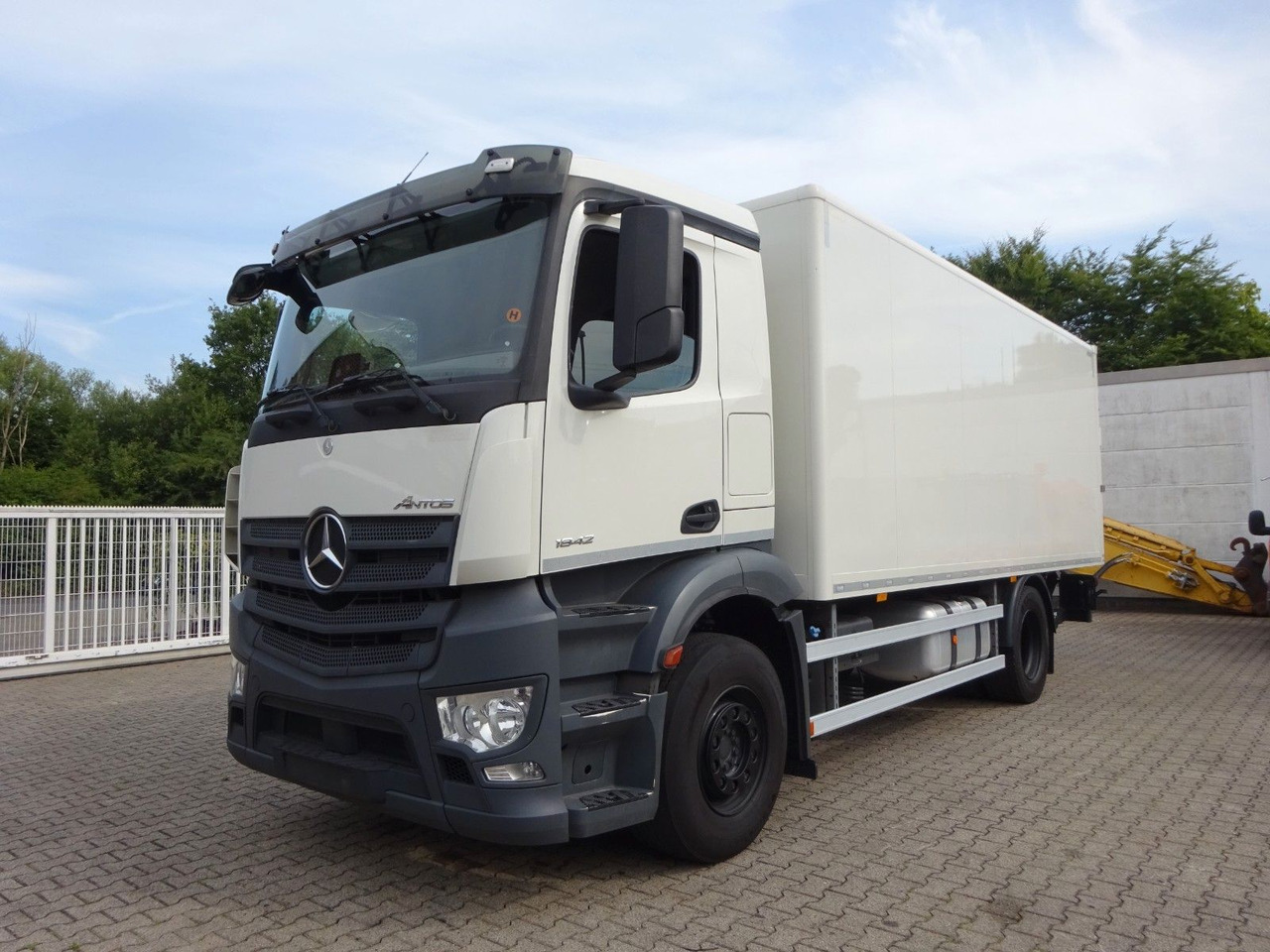 Mercedes-Benz 1842 Antos Koffer + BÄR Ladebordwand 4x2 - Box truck: picture 3 Mercedes-Benz 1842 Antos Koffer + BÄR Ladebordwand 4x2 - Box truck: picture 3