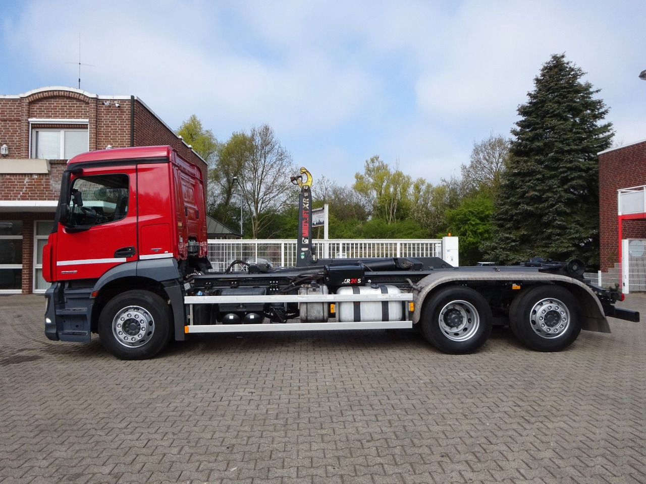 Mercedes-Benz 2532 Antos Multilift Abroller+Lift-Lenkachse6x2 - Hook lift truck: picture 4 Mercedes-Benz 2532 Antos Multilift Abroller+Lift-Lenkachse6x2 - Hook lift truck: picture 4