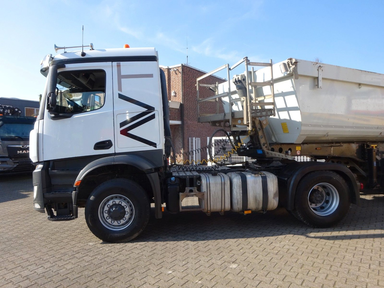 Mercedes-Benz 1851 Arocs SZM 4x2-4 HAD + Hydr. Kipperpumpe Mercedes-Benz 1851 Arocs SZM 4x4 HAD + Hydr. Kipperpumpe - Tractor unit: picture 1 Mercedes-Benz 1851 Arocs SZM 4x2-4 HAD + Hydr. Kipperpumpe Mercedes-Benz 1851 Arocs SZM 4x4 HAD + Hydr. Kipperpumpe - Tractor unit: picture 1