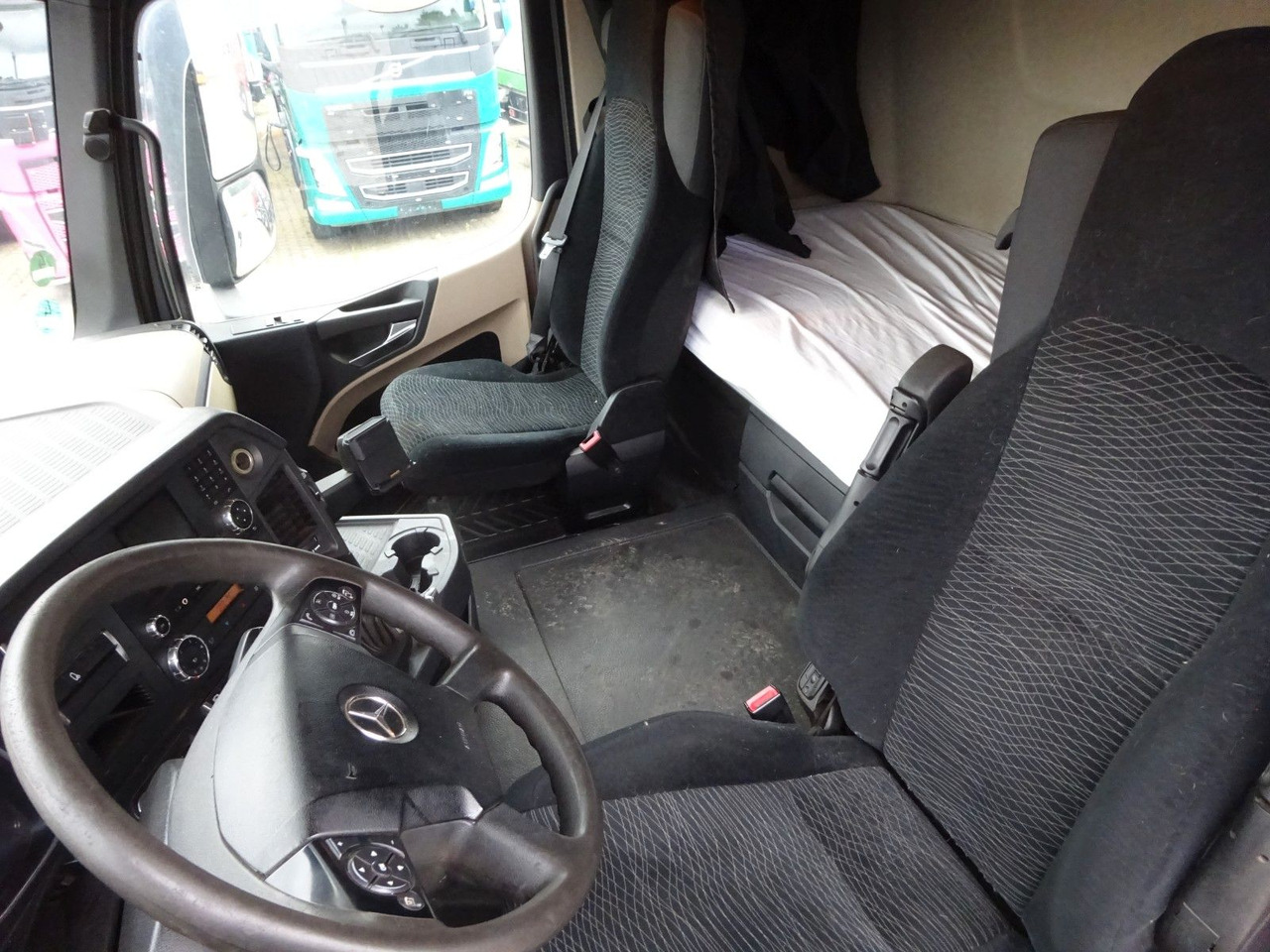Tractor unit Mercedes-Benz 845 Actros SZM mit Hydraulik Pumpe 4x2: picture 12