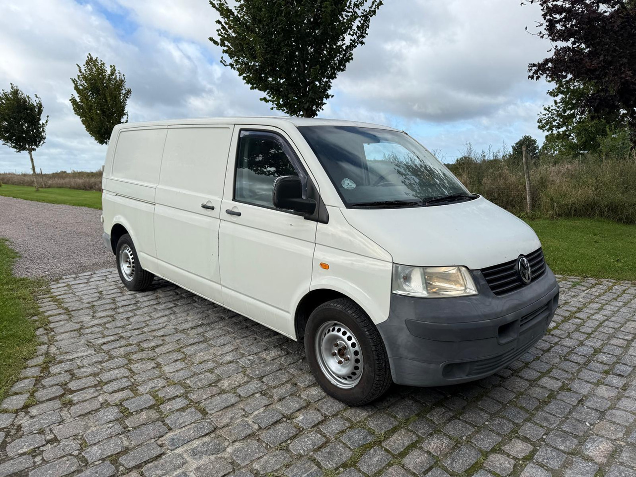 Volkswagen T5 Transporter 2.5 TDI Kasten lang *2250 € - Small van: picture 1 Volkswagen T5 Transporter 2.5 TDI Kasten lang *2250 € - Small van: picture 1