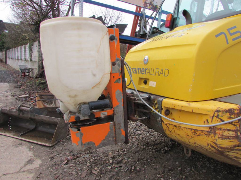 Kramer 750 mit Schild und Streuer Winterdienst 20.500 EUR - Wheel loader: picture 5 Kramer 750 mit Schild und Streuer Winterdienst 20.500 EUR - Wheel loader: picture 5
