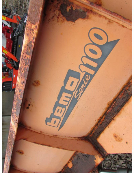 Kramer 750 mit Schild und Streuer Winterdienst - Wheel loader: picture 4 Kramer 750 mit Schild und Streuer Winterdienst - Wheel loader: picture 4