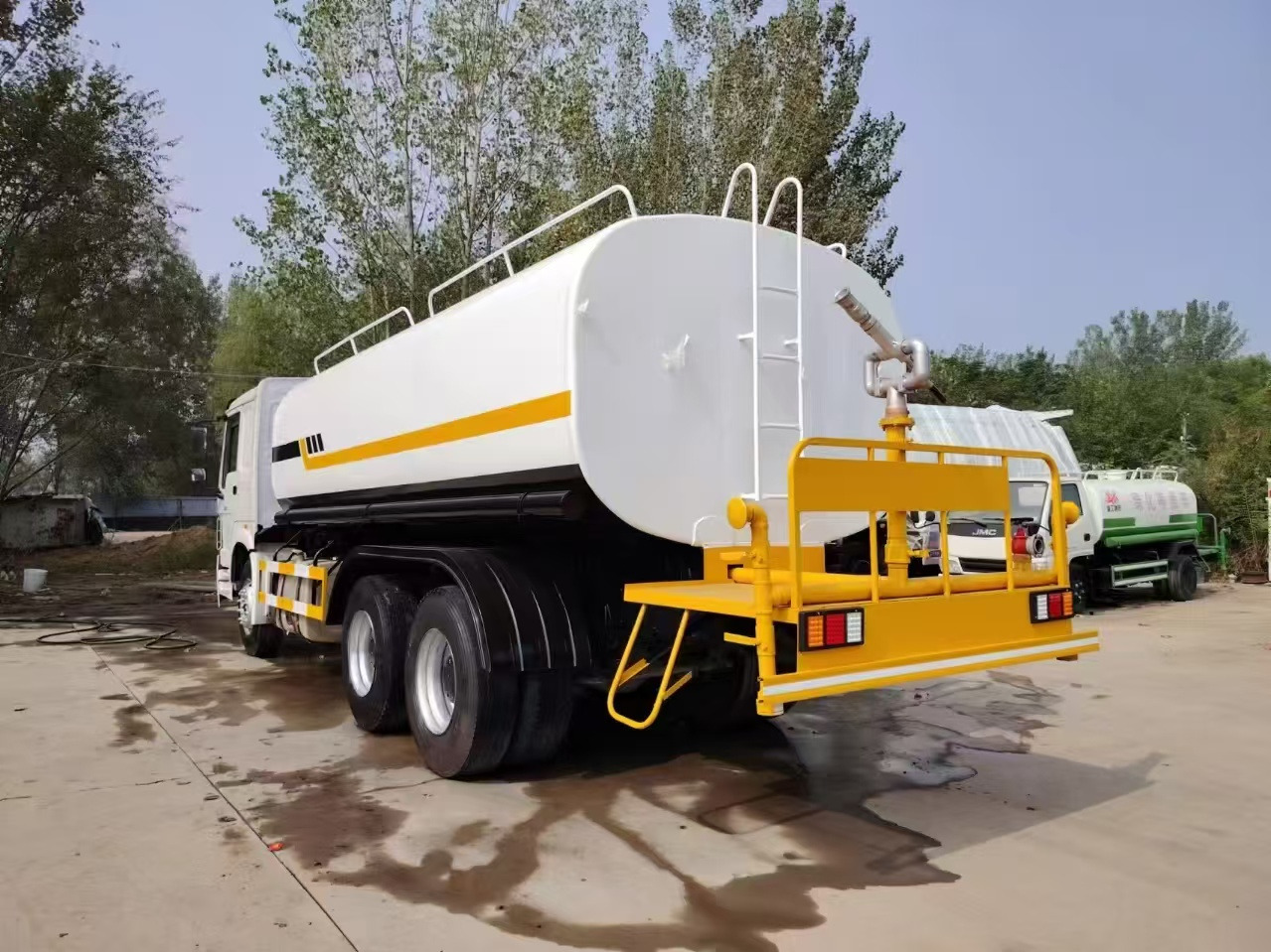SINOTRUK HOWO sprinkler - Tanker truck: picture 2 SINOTRUK HOWO sprinkler - Tanker truck: picture 2