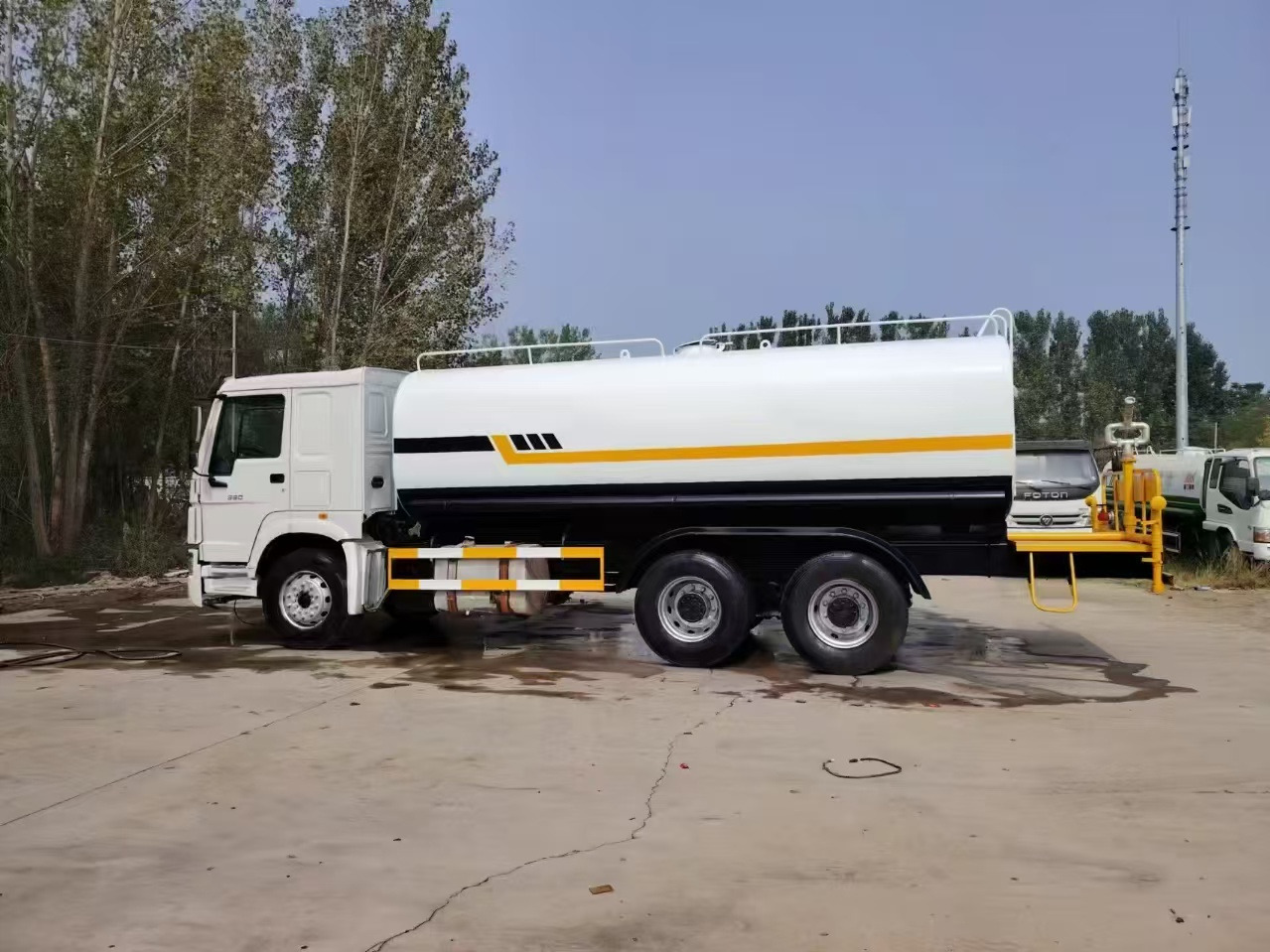 SINOTRUK HOWO sprinkler - Tanker truck: picture 4 SINOTRUK HOWO sprinkler - Tanker truck: picture 4