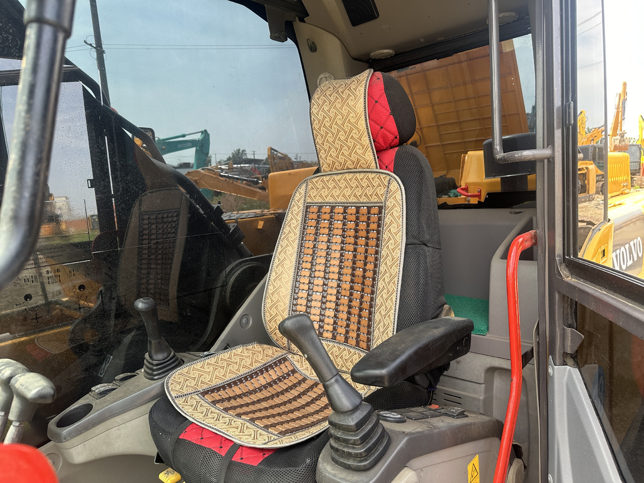 Crawler excavator VOLVO EC250D: picture 9