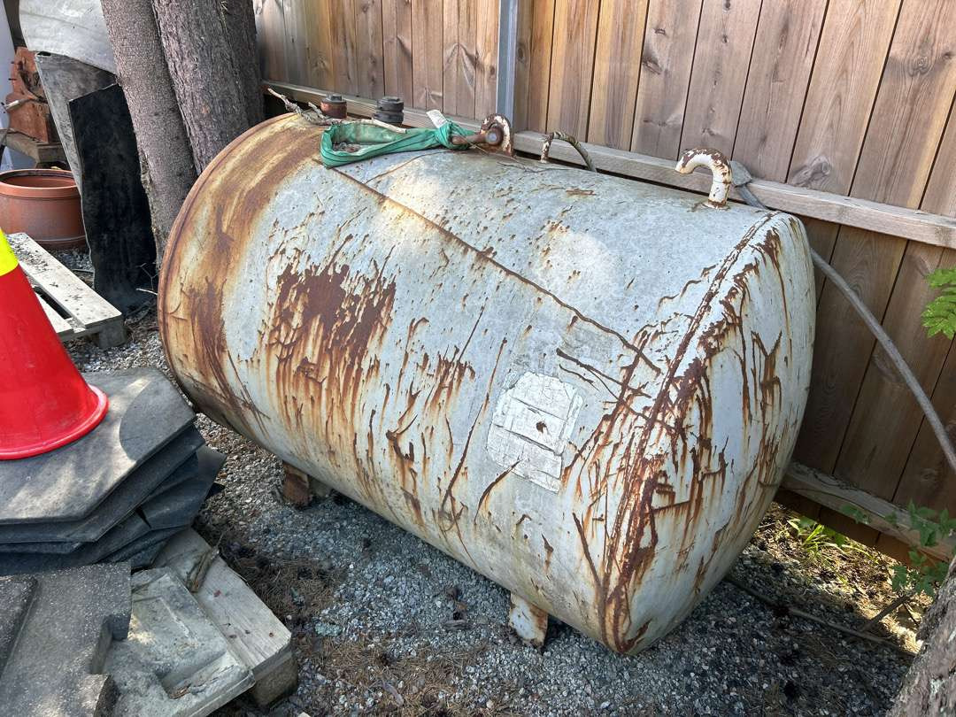 Diesel tank 1000 liter - Garage equipment: picture 1 Diesel tank 1000 liter - Garage equipment: picture 1