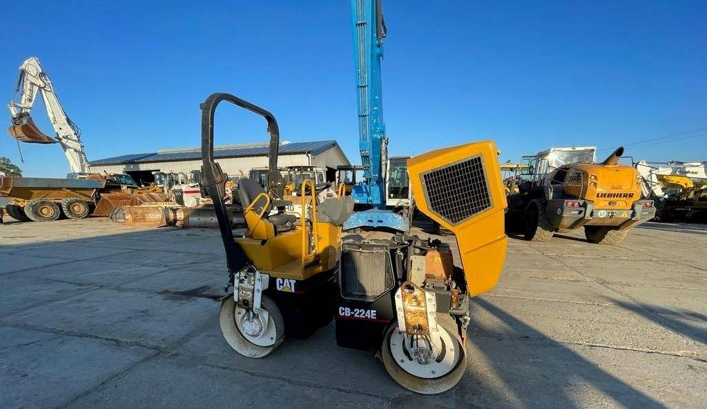 Road roller CAT CB 224 E: picture 6