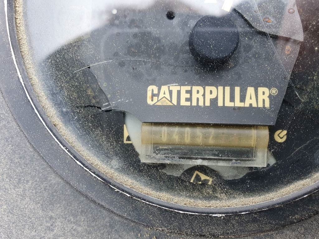 Road roller CAT CB 224 E: picture 8