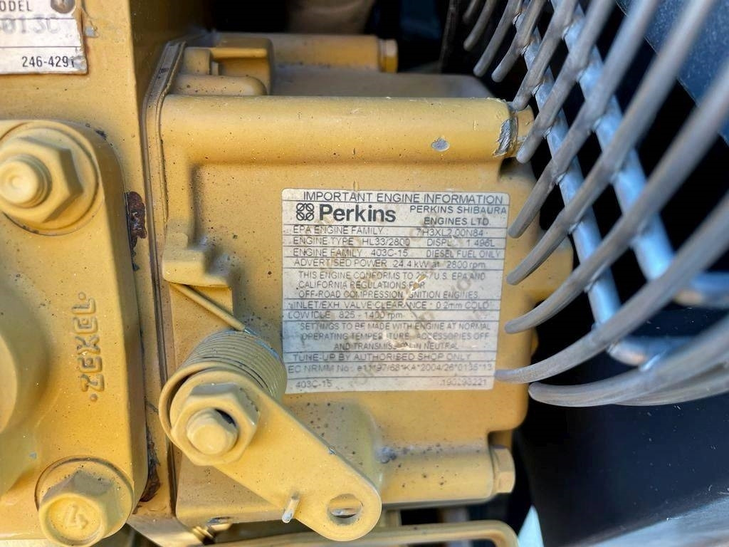 Road roller CAT CB 224 E: picture 10