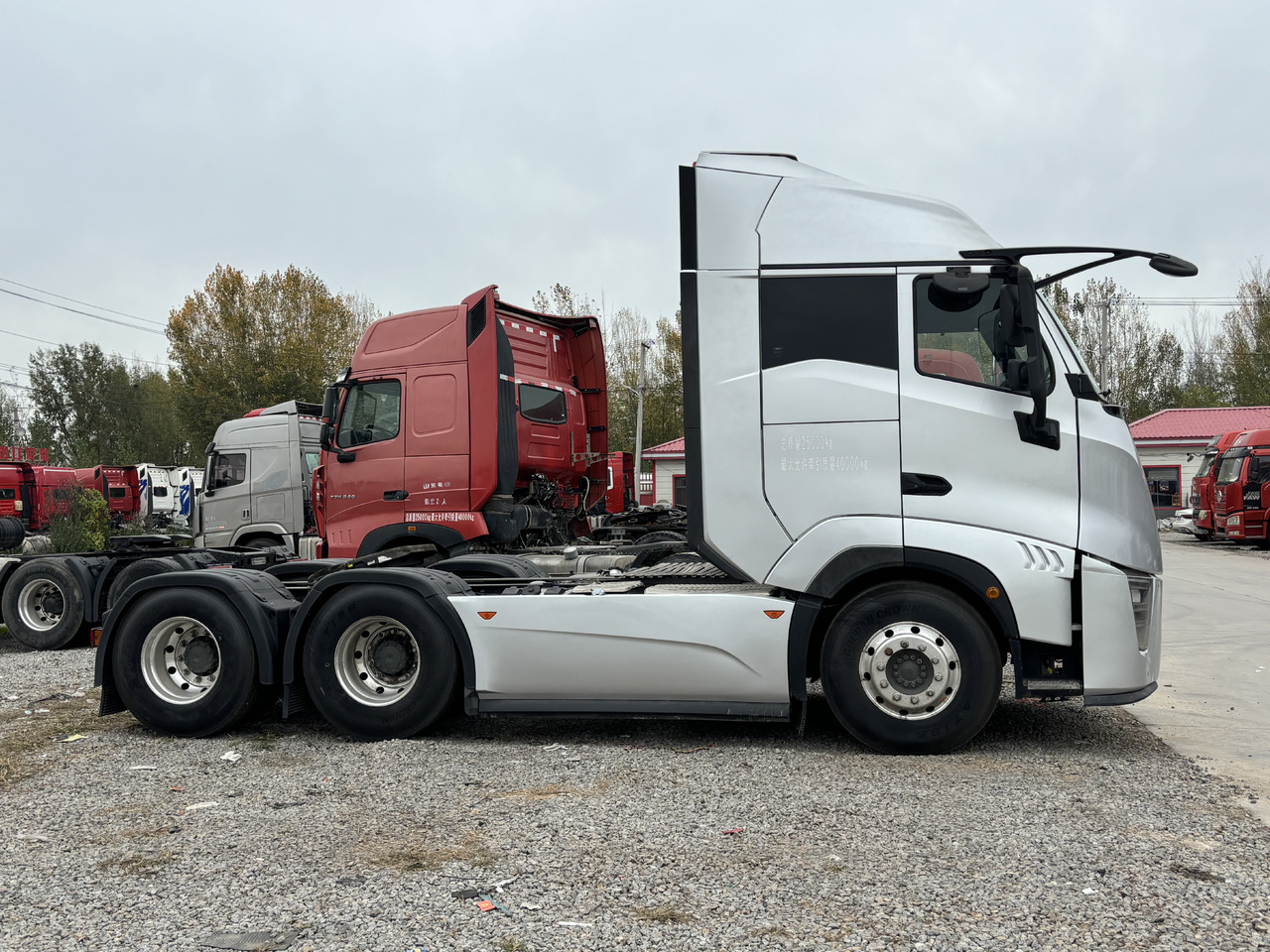 SINOTRUCK HOWO YELLOW RIVER - Tractor unit: picture 4 SINOTRUCK HOWO YELLOW RIVER - Tractor unit: picture 4