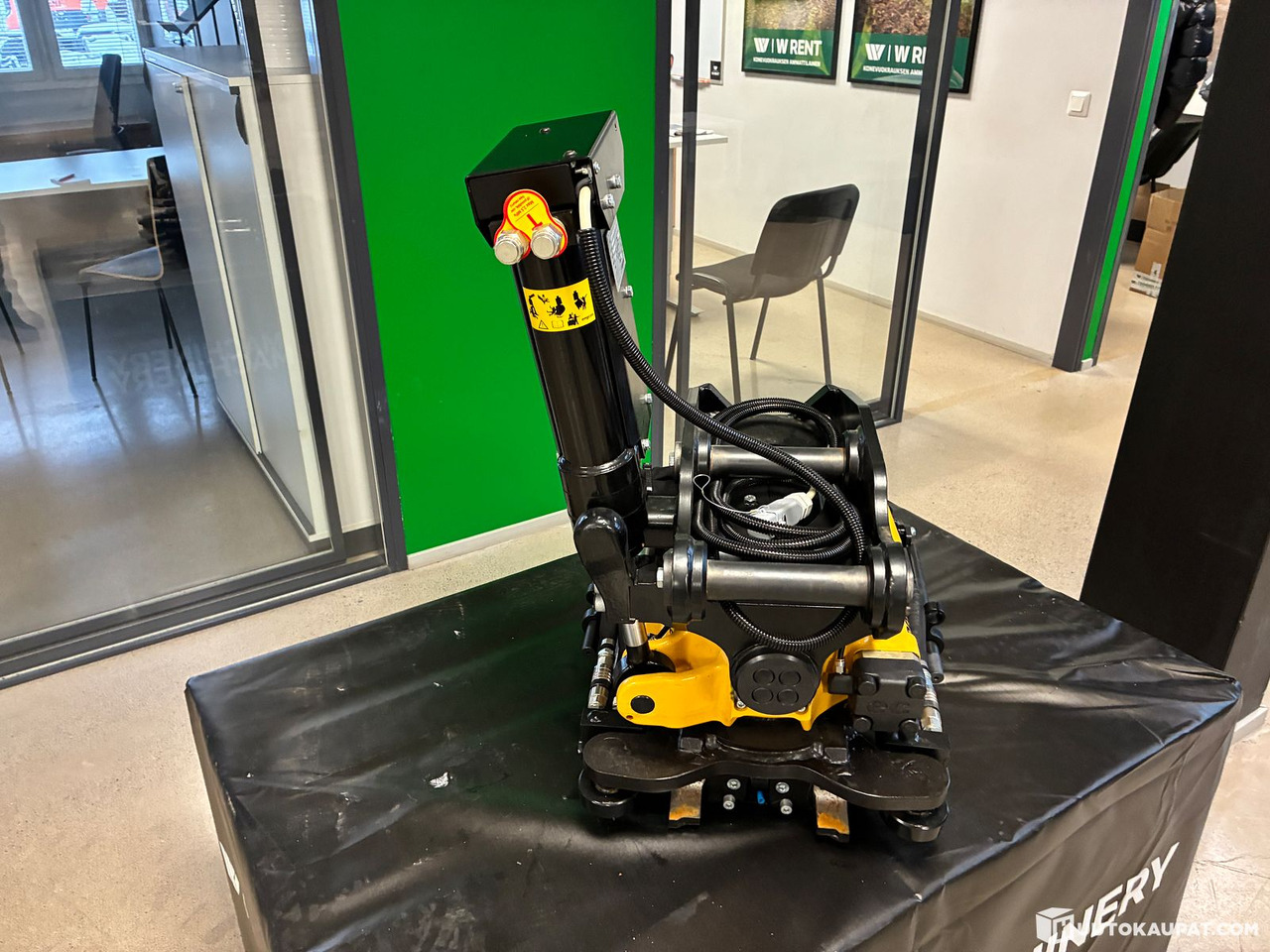 Engcon EC204 tiltrotator + grab, Lempäälä - Tiltrotator: picture 1 Engcon EC204 tiltrotator + grab, Lempäälä - Tiltrotator: picture 1