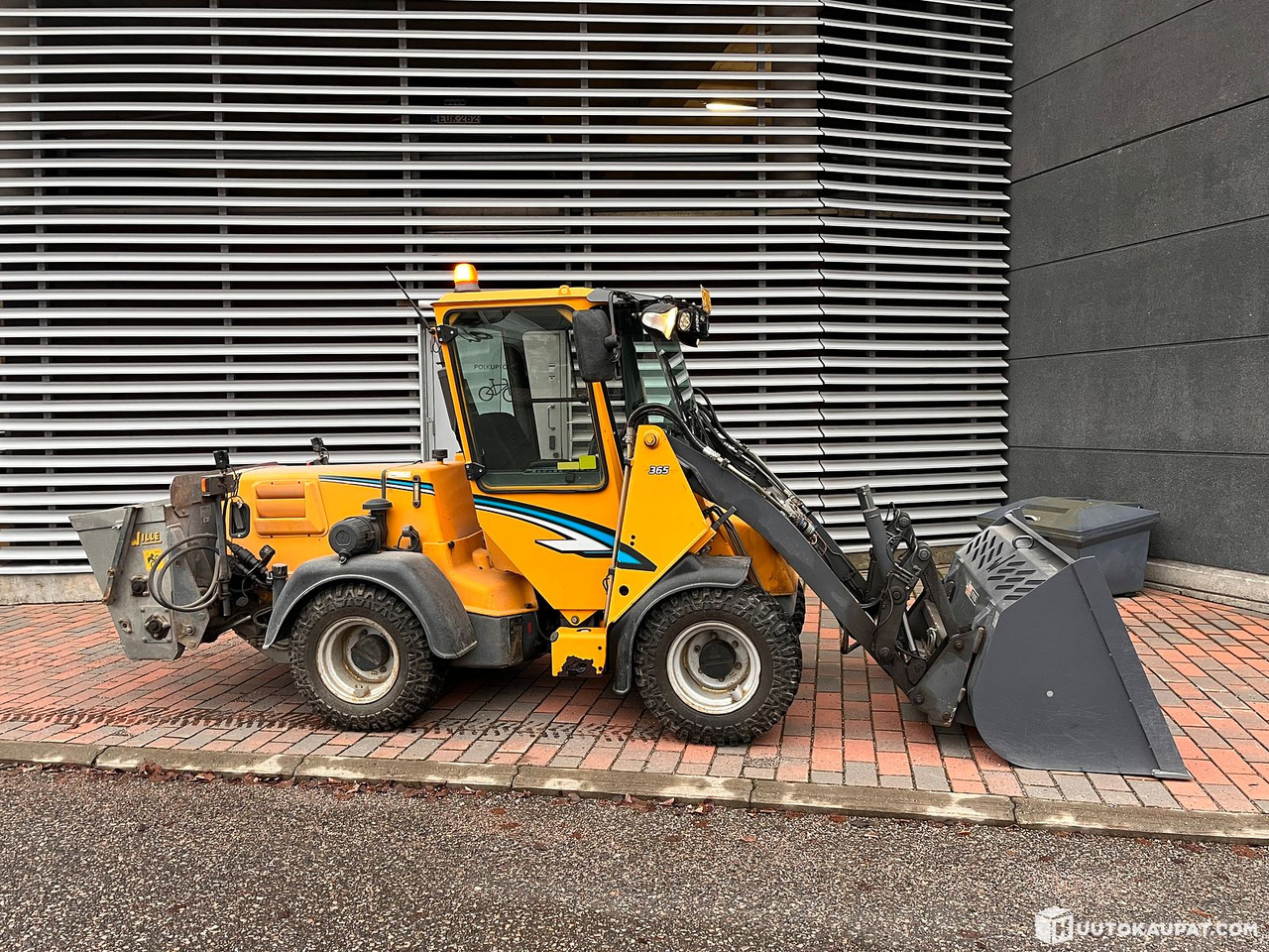 Wille 355B property maintenance machine with good attachments, 2006, Vantaa - Compact loader: picture 1 Wille 355B property maintenance machine with good attachments, 2006, Vantaa - Compact loader: picture 1