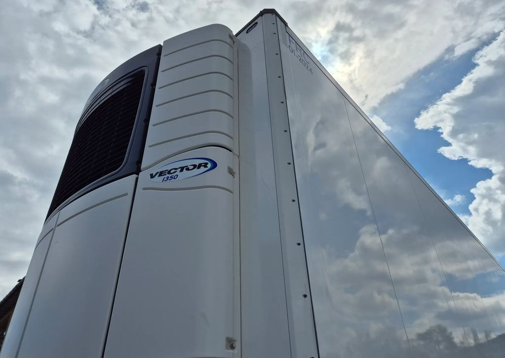 Schmitz Cargobull VECTOR 1350 DOPPEL STOCK / ŚCIANA GRODZIOWA / BELKI / PODNOSZONA OŚ / z Niemiec / TOP STAN 2018 / CARRIER CHLODNIA CHLODNIA LODÓWKA - Refrigerator semi-trailer: picture 2 Schmitz Cargobull VECTOR 1350 DOPPEL STOCK / ŚCIANA GRODZIOWA / BELKI / PODNOSZONA OŚ / z Niemiec / TOP STAN 2018 / CARRIER CHLODNIA CHLODNIA LODÓWKA - Refrigerator semi-trailer: picture 2