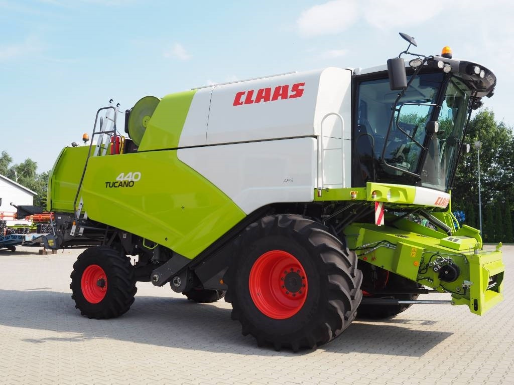 Claas Tucano 440 + V620 - Combine harvester: picture 4 Claas Tucano 440 + V620 - Combine harvester: picture 4