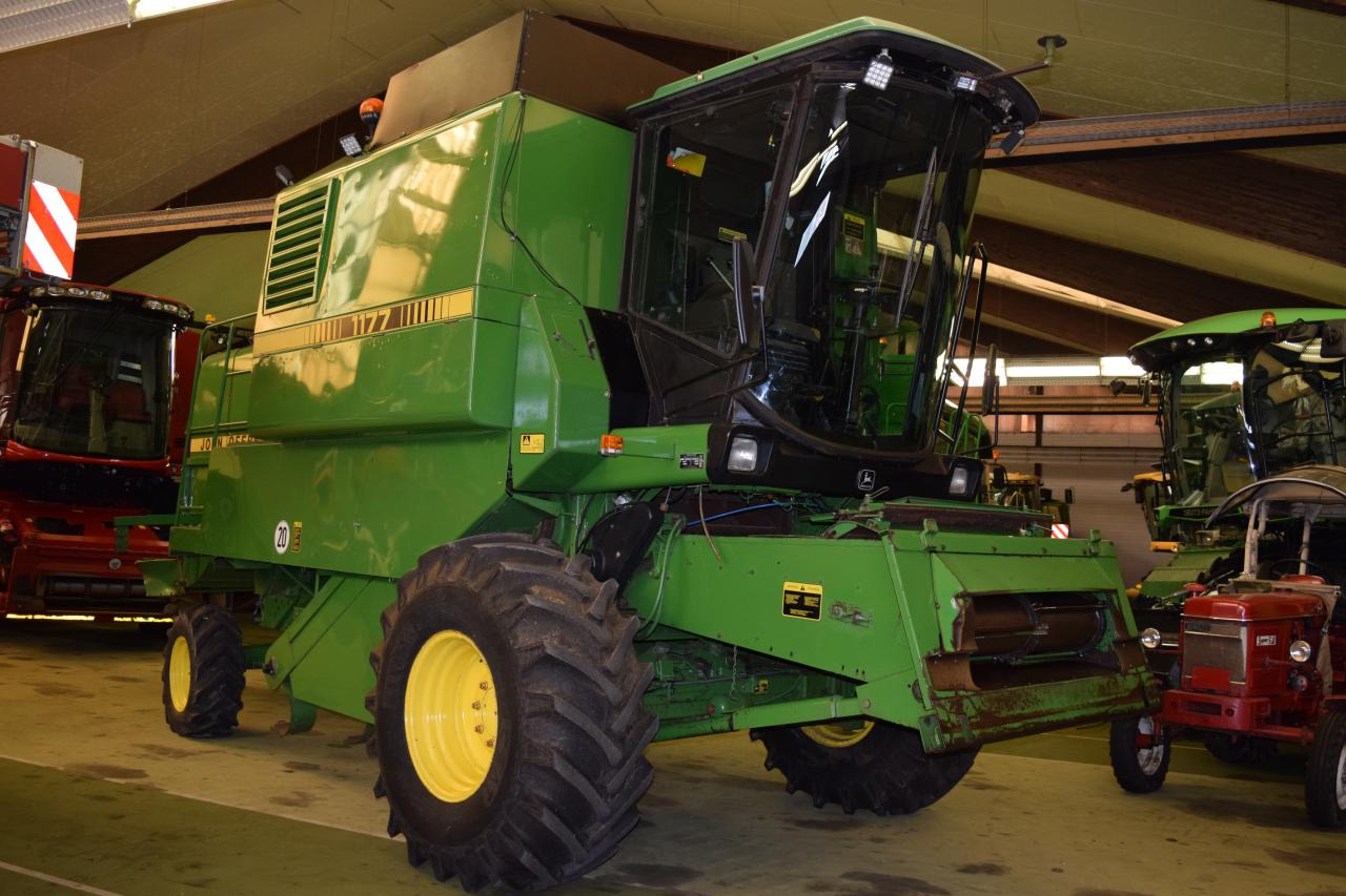 John Deere 1177 - Combine harvester: picture 1 John Deere 1177 - Combine harvester: picture 1