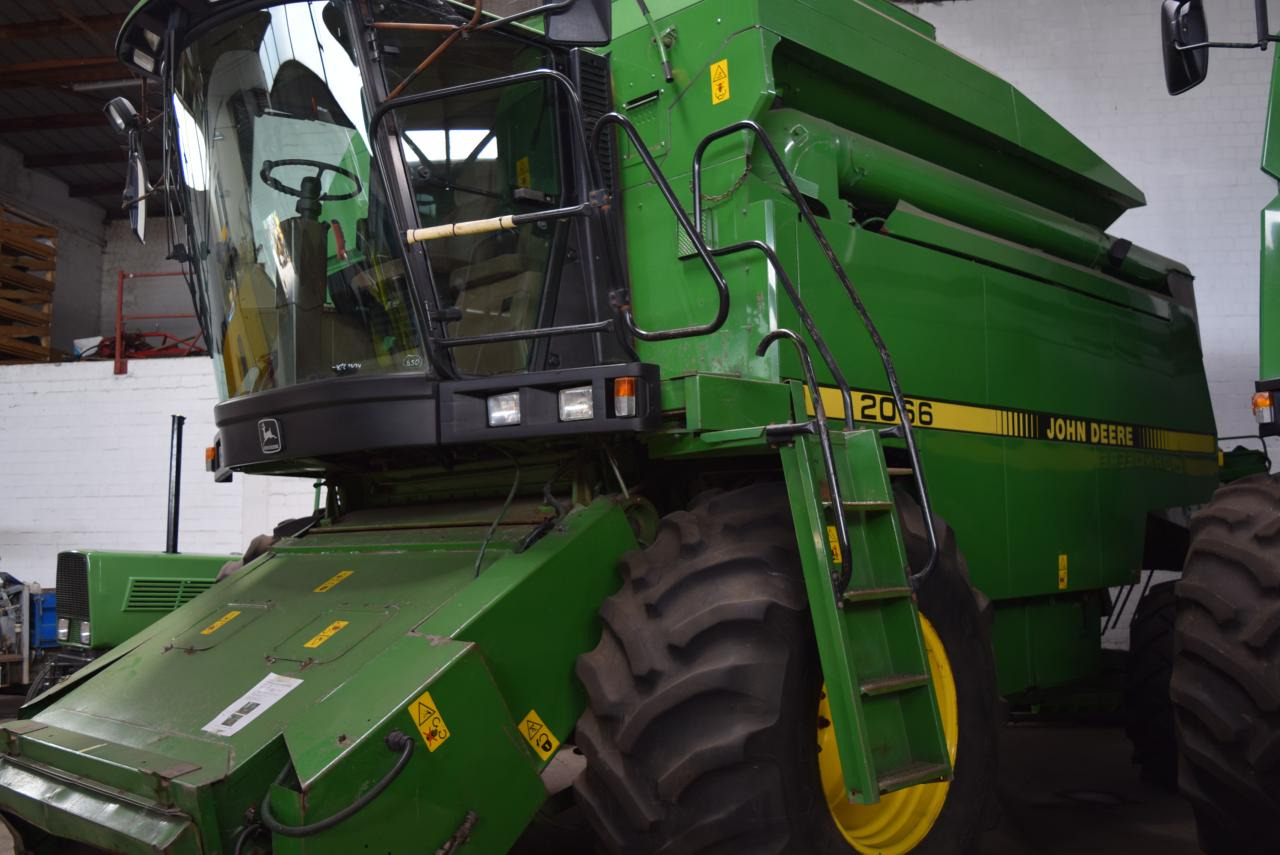 John Deere 2066 - Combine harvester: picture 2 John Deere 2066 - Combine harvester: picture 2
