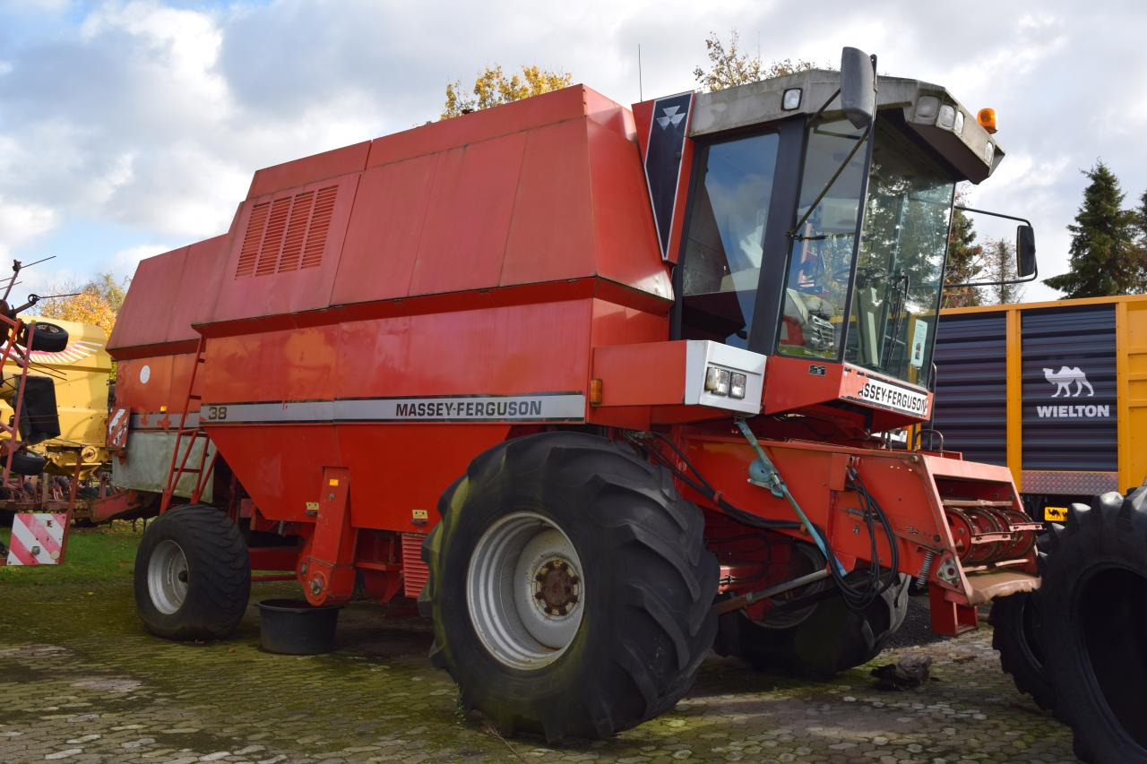 Massey Ferguson MF 38 - Combine harvester: picture 1 Massey Ferguson MF 38 - Combine harvester: picture 1