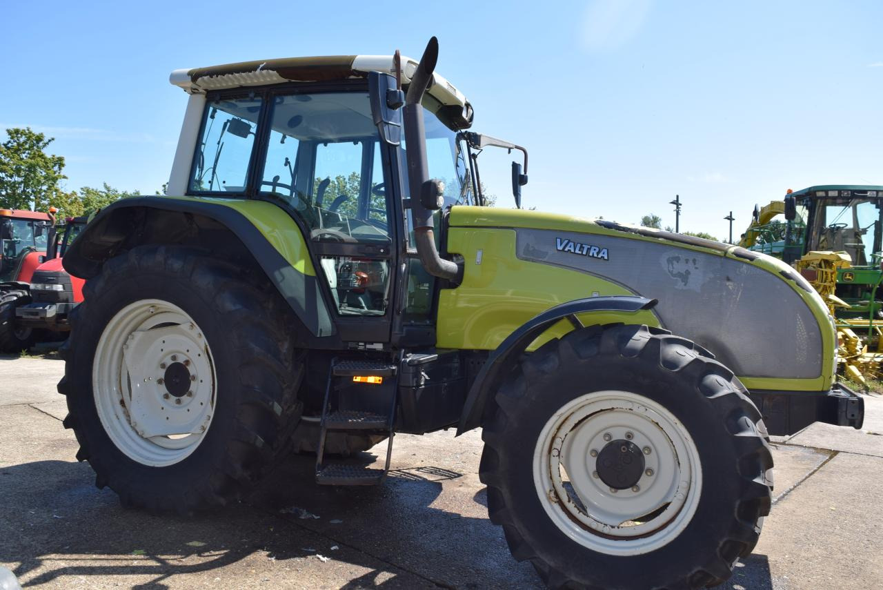 Valtra T120 - Farm tractor: picture 2 Valtra T120 - Farm tractor: picture 2