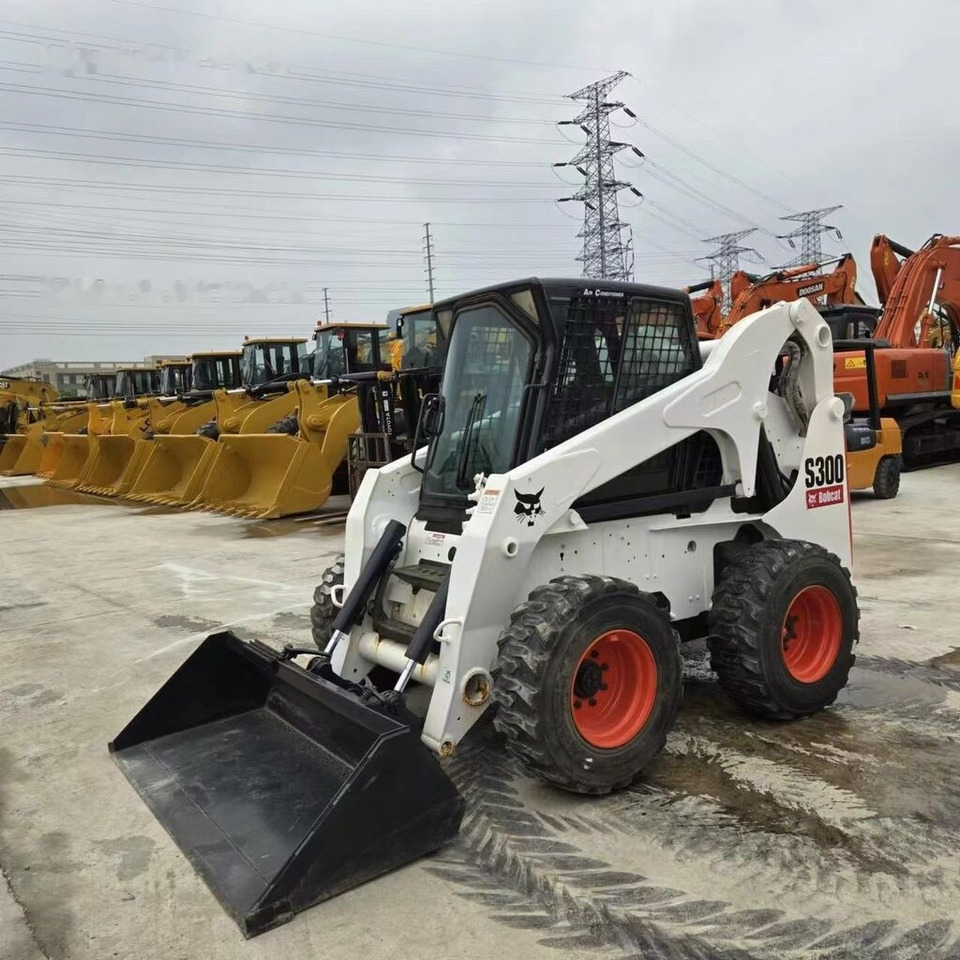 Skid steer loader Bobcat S300: picture 6