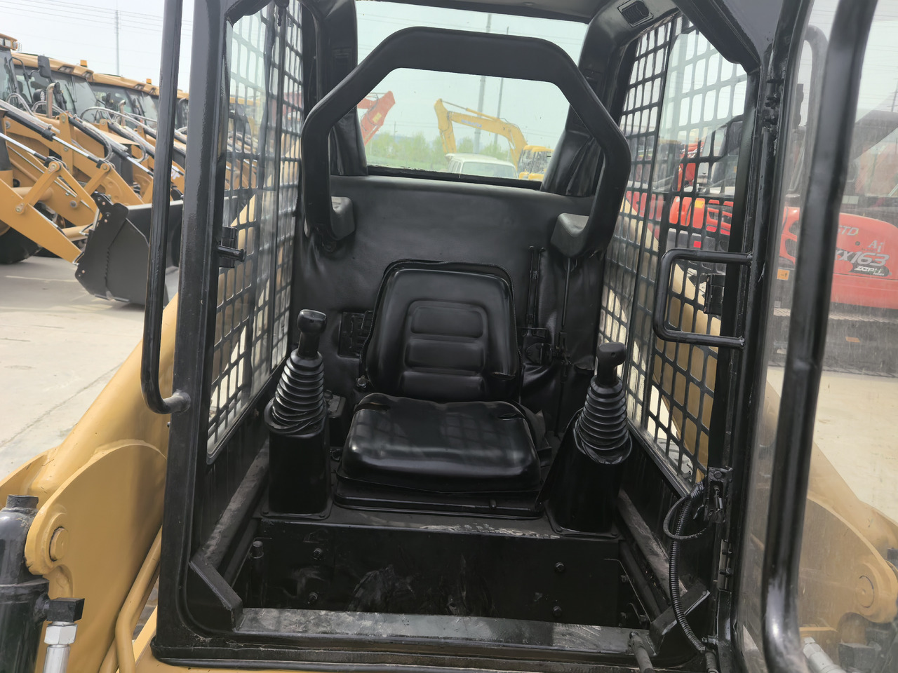 Skid steer loader CAT 246D: picture 8