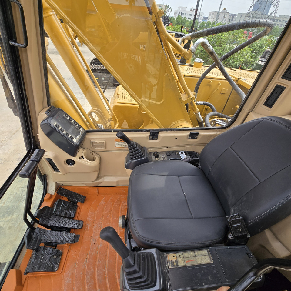 Crawler excavator CATERPILLAR 320BL: picture 9