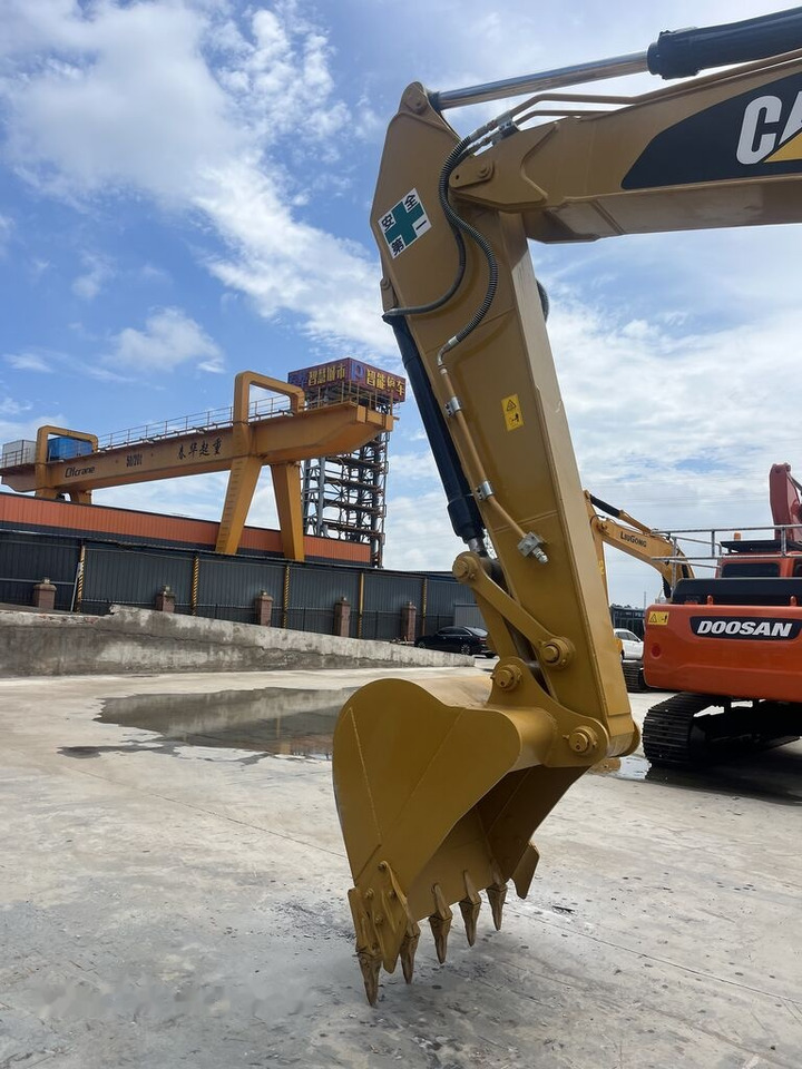 Crawler excavator Caterpillar 323D2L: picture 6