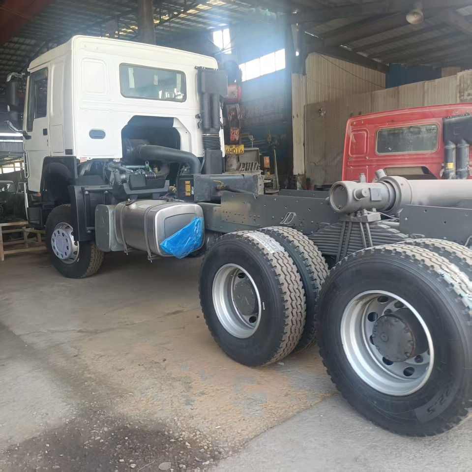 SINOTRUK HOWO - Construction machinery: picture 3 SINOTRUK HOWO - Construction machinery: picture 3