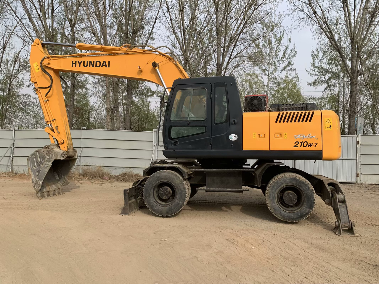 Hyundai R210W-7 - Wheel excavator: picture 1 Hyundai R210W-7 - Wheel excavator: picture 1