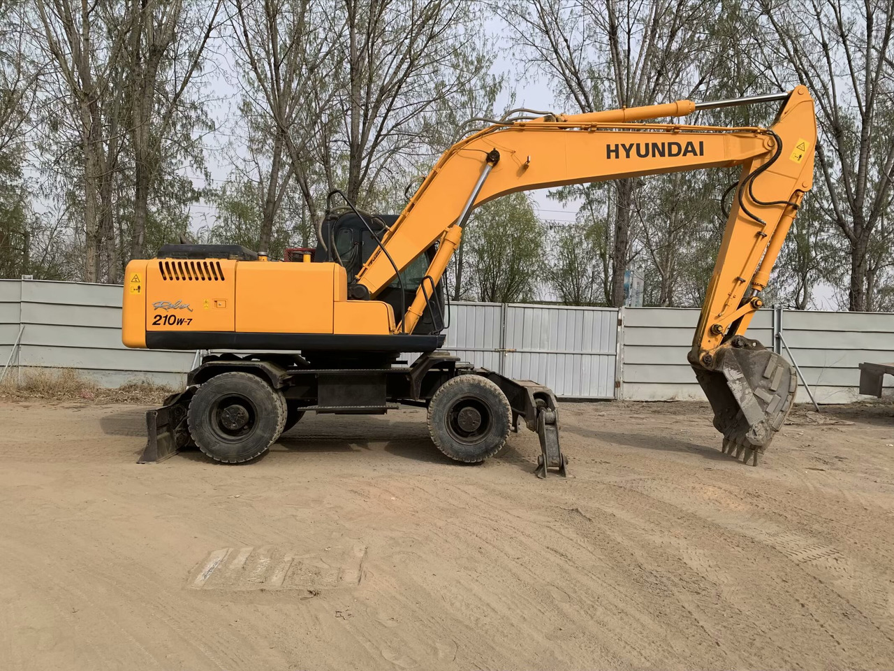 Hyundai R210W-7 - Wheel excavator: picture 2 Hyundai R210W-7 - Wheel excavator: picture 2