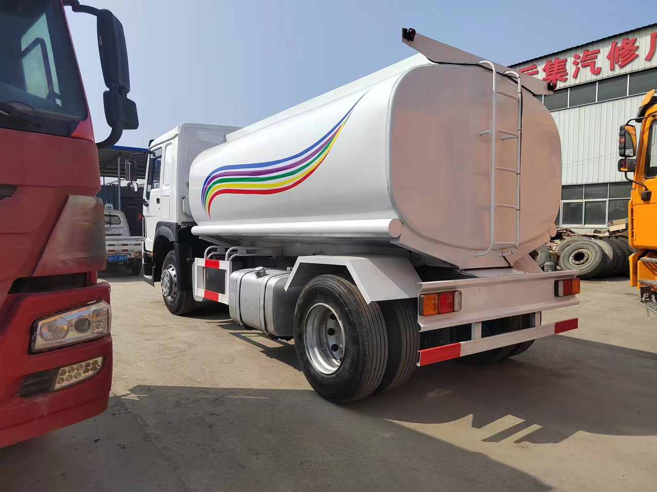 SINOTRUK HOWO - Tanker truck: picture 3 SINOTRUK HOWO - Tanker truck: picture 3