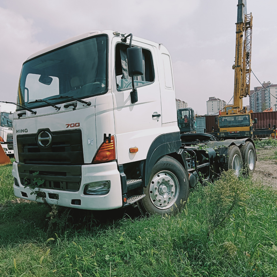 HINO 700 - Tractor unit: picture 1 HINO 700 - Tractor unit: picture 1