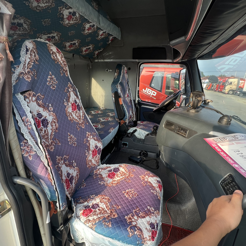 Tractor unit SINOTRUK HOWO: picture 7