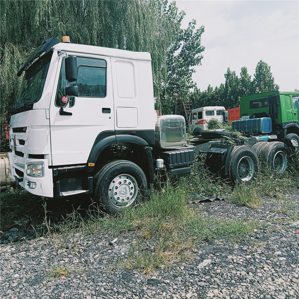 SINOTRUK Trailer head - Tractor unit: picture 2 SINOTRUK Trailer head - Tractor unit: picture 2
