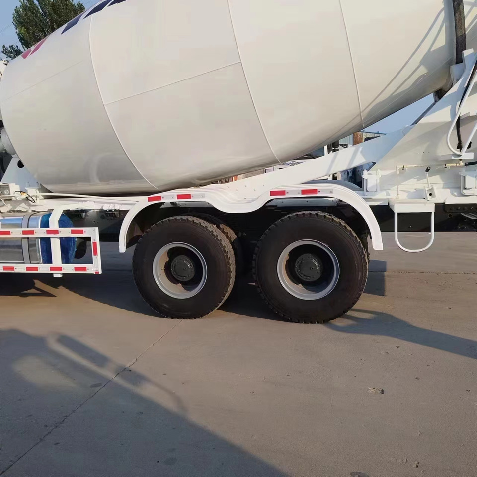 SINOTRUK HOWO Concrete Mixer Truck - Truck: picture 5 SINOTRUK HOWO Concrete Mixer Truck - Truck: picture 5