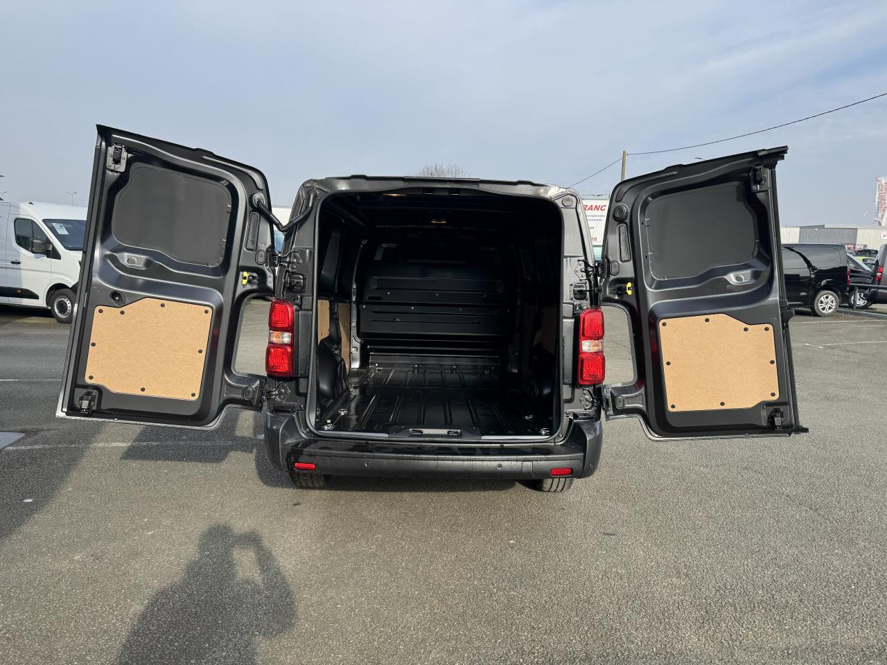 CITROEN Jumpy M 2.0 BlueHDi - 145 S&S - BV EAT8 III FOURGON . PHASE 2 - Panel van: picture 3 CITROEN Jumpy M 2.0 BlueHDi - 145 S&S - BV EAT8 III FOURGON . PHASE 2 - Panel van: picture 3