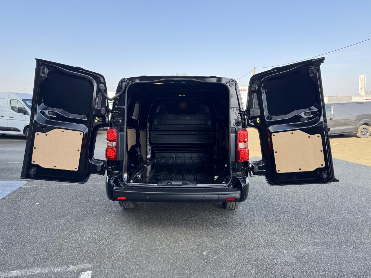 CITROEN Jumpy M 2.0 BlueHDi - 180 S&S - BV EAT8  III FOURGON . PHASE 2 - Panel van: picture 3 CITROEN Jumpy M 2.0 BlueHDi - 180 S&S - BV EAT8  III FOURGON . PHASE 2 - Panel van: picture 3