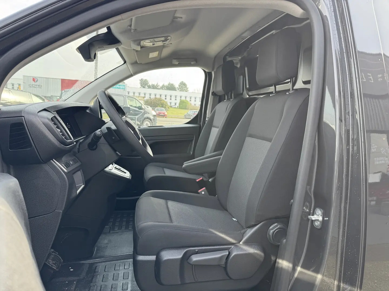 Citroen Jumpy XL 2.0 BLUEHDI 180CH S&S PACK PREMIUM CONNECT EAT8 - Panel van: picture 4 Citroen Jumpy XL 2.0 BLUEHDI 180CH S&S PACK PREMIUM CONNECT EAT8 - Panel van: picture 4