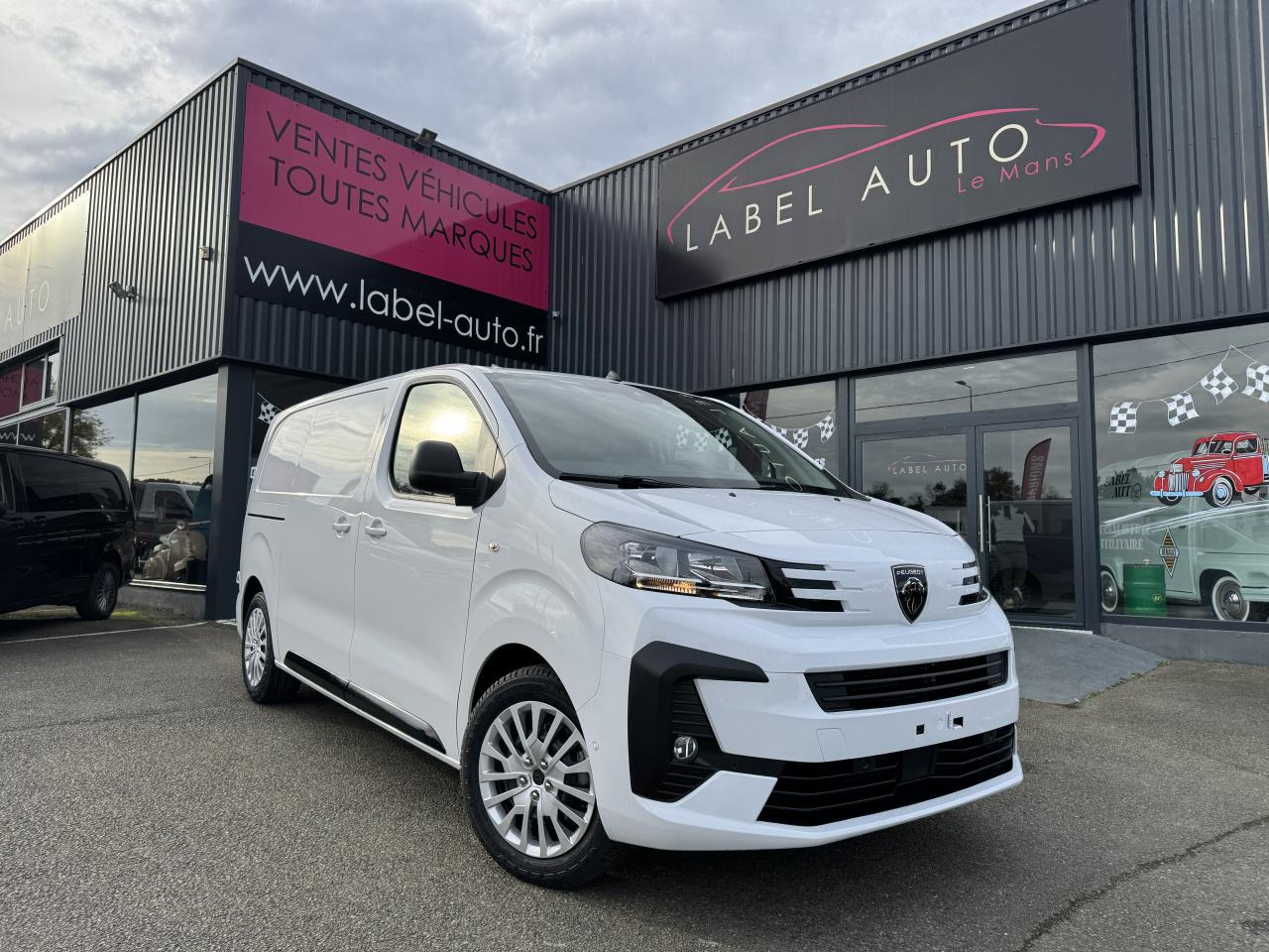 PEUGEOT Expert M 2.0 BlueHDi - 180 S&S - BV EAT8 III FOURGON Fourgon PHASE 2 - Panel van: picture 1 PEUGEOT Expert M 2.0 BlueHDi - 180 S&S - BV EAT8 III FOURGON Fourgon PHASE 2 - Panel van: picture 1