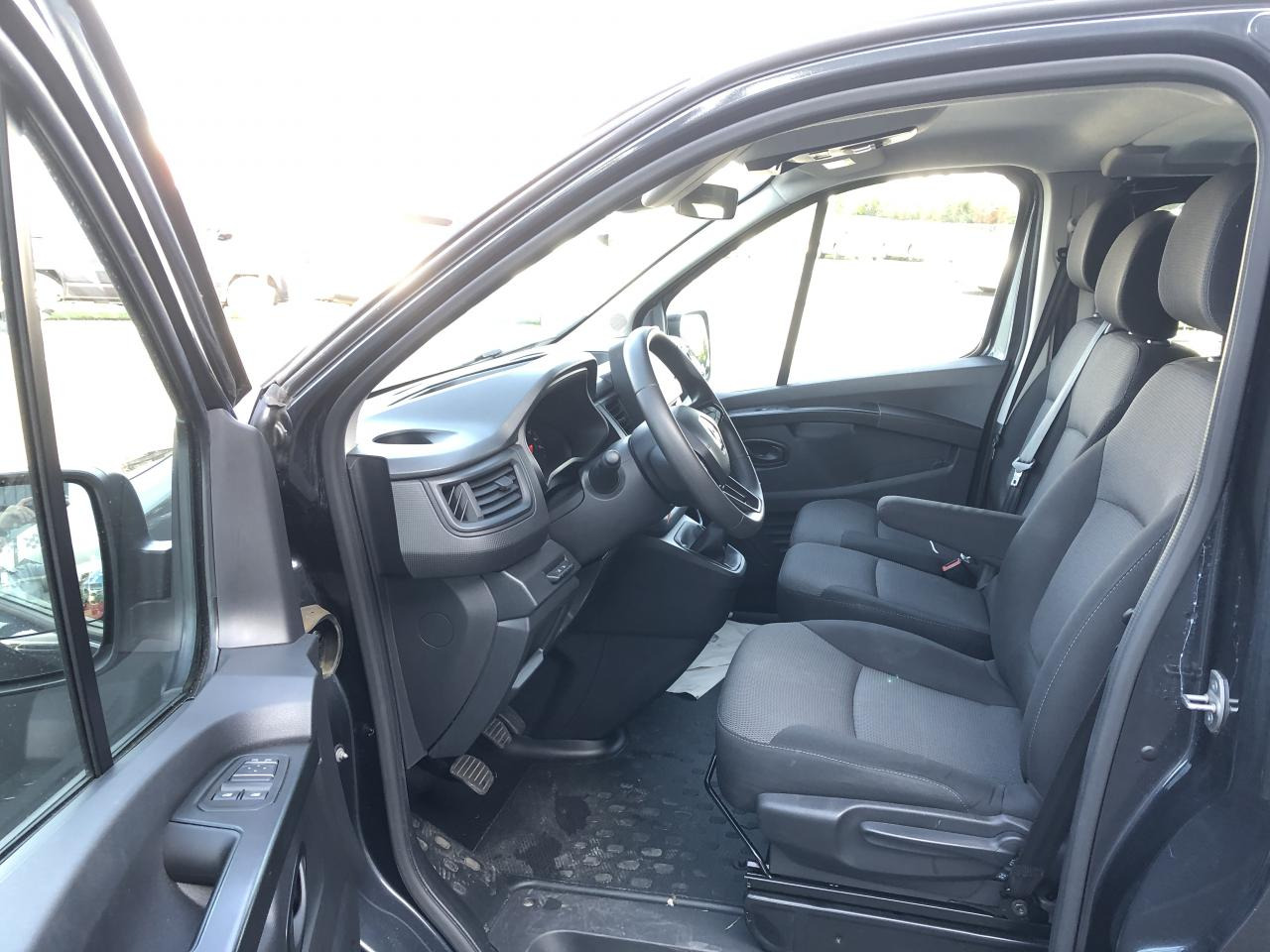 RENAULT Trafic L2 2.0 Energy dCi - 150 - S&S III COMBI Combi Zen L2H1 PHASE 3 - Passenger van: picture 4 RENAULT Trafic L2 2.0 Energy dCi - 150 - S&S III COMBI Combi Zen L2H1 PHASE 3 - Passenger van: picture 4