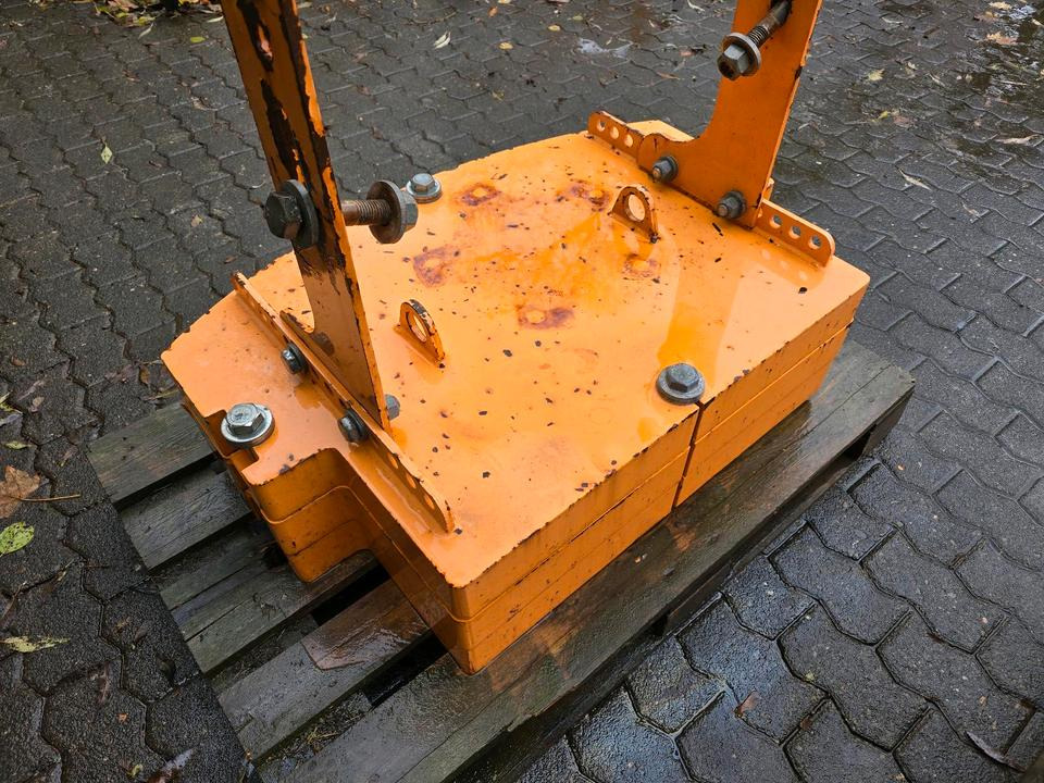 Counterweight Heckgewicht Unimog 405 U400 U 300 500 400 318 423 427 429 430 530 527 535 Kontergewicht Mulag Mähausleger Böschungsmulcher Dücker: picture 6 Counterweight Heckgewicht Unimog 405 U400 U 300 500 400 318 423 427 429 430 530 527 535 Kontergewicht Mulag Mähausleger Böschungsmulcher Dücker: picture 6