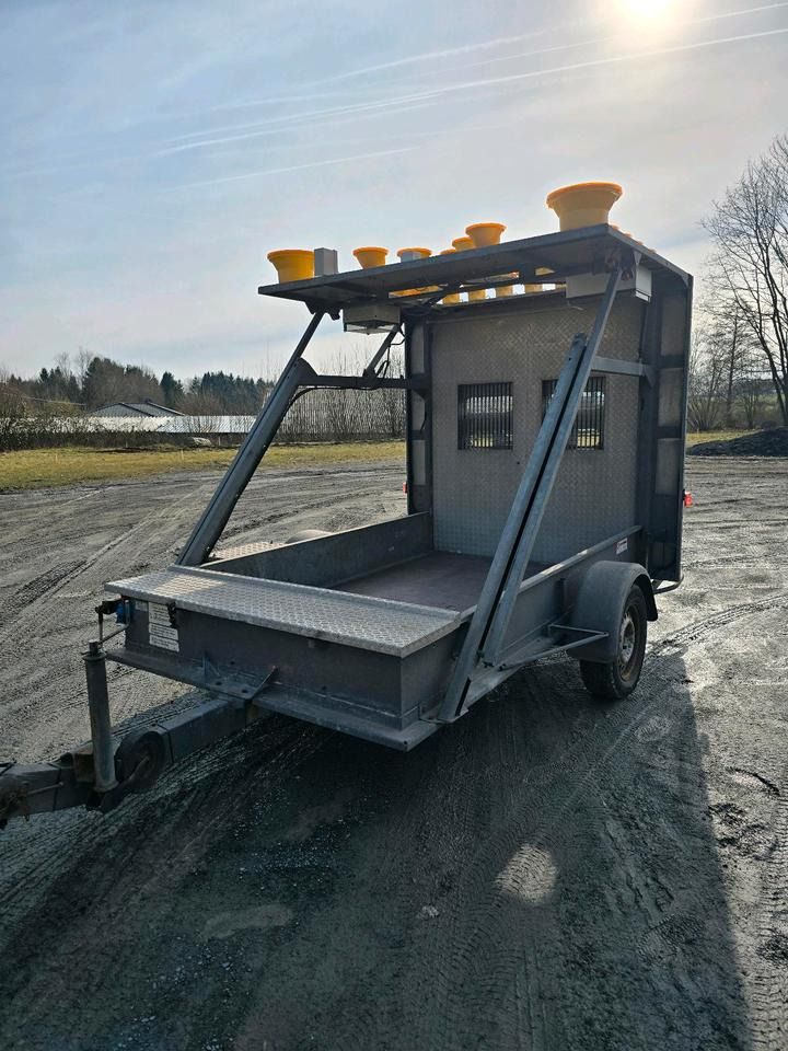 Nissen Absperrtafel VZ 616 FAT Verkehrsleittafel Horizont Verkehrssicherungsanhänger Verkehrsleitanhänger Verkehrsleittafel Verkehrssicherung - Trailer: picture 1 Nissen Absperrtafel VZ 616 FAT Verkehrsleittafel Horizont Verkehrssicherungsanhänger Verkehrsleitanhänger Verkehrsleittafel Verkehrssicherung - Trailer: picture 1
