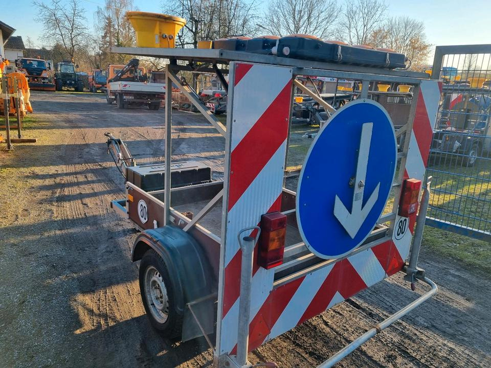 Nissen Absperrtafel VZ616 Verkehrssicherung Absperrtafel Verkehrssicherungsanhänger Sperrwand Verkehrsleittafel Verkehrsleitanhänger - Trailer: picture 3 Nissen Absperrtafel VZ616 Verkehrssicherung Absperrtafel Verkehrssicherungsanhänger Sperrwand Verkehrsleittafel Verkehrsleitanhänger - Trailer: picture 3
